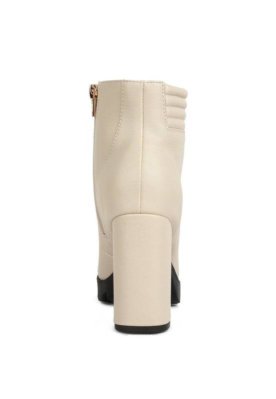 Nude ankle boot with block heel, made of faux leather and features side zipper.